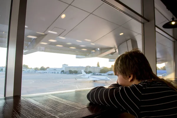 在机场看飞机的男孩 — 图库照片