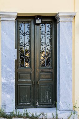 Sokak lambalı ön kapı.