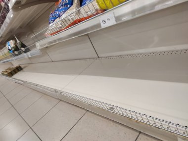 Süpermarkette boş raflar. Pek çok dükkan, seller yüzünden mal sıkıntısı çekiyor. Teslimatları ve panik satın almayı engelliyor.