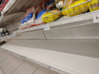 Süpermarkette boş raflar. Pek çok dükkan, seller yüzünden mal sıkıntısı çekiyor. Teslimatları ve panik satın almayı engelliyor.