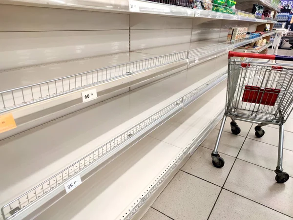 超市里的货架都空了由于洪水阻碍了交货和抢购 许多商店的商品短缺 免版税图库照片