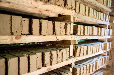 Kil tuğla fabrikası, inşaat için kullanılan tuğlalar. Seçici odak