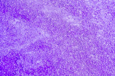 Mor sıva dokusu. Mor pürüzlü yüzey. Seçici odak
