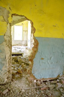 Eski, terk edilmiş ve yıkılan binanın içi.
