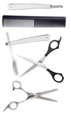 Beyaz arkaplanda makas ve ustura ile tarak