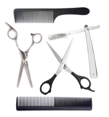 Beyaz arkaplanda makas ve ustura ile tarak