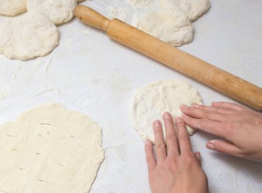 Bir oklava ile çalışırken hamur