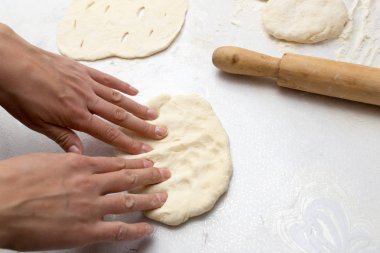 Bir oklava ile çalışırken hamur