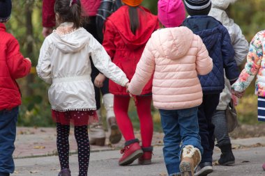 Çocuklar parkta yürüyüş yapıyor.