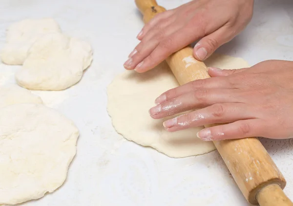 Deeg met een deegroller rollen — Stockfoto