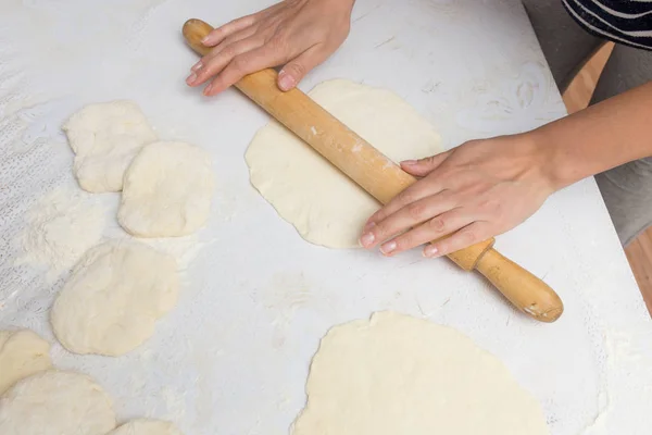 Rolling dough with a rolling pin — Stock Photo, Image