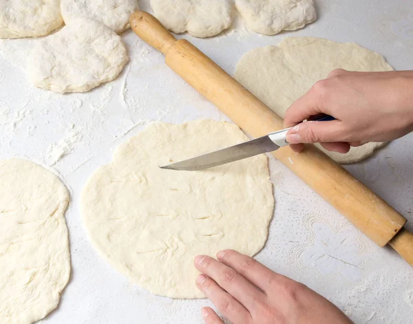 Couper la pâte avec un couteau — Photo