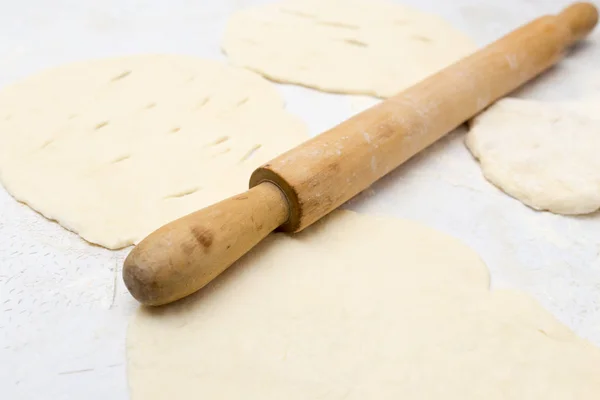 Катящееся тесто со скалкой — стоковое фото