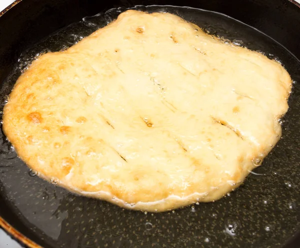 Tortilla jest smażone na patelni — Zdjęcie stockowe