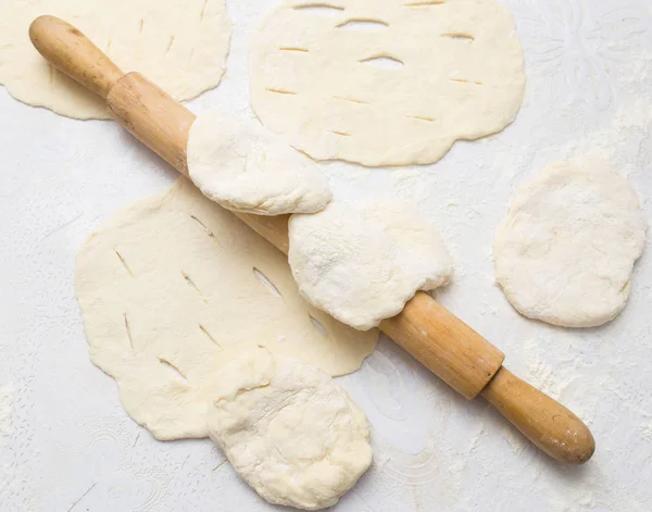 Rolling dough with a rolling pin — Stock Photo, Image