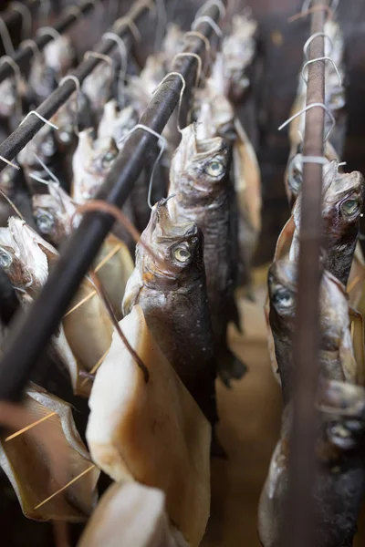 魚の燻製の生産 — ストック写真