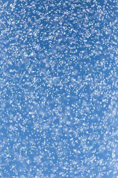 Gocce di pioggia su un cielo blu — Foto Stock