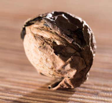 Ceviz masanın üzerinde. Makro