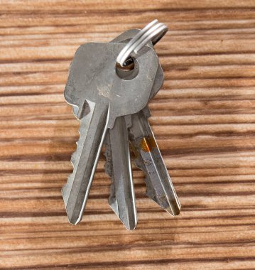 Anahtarlar masanın üstünde.