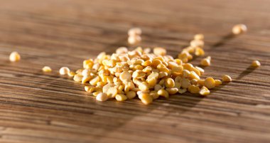 arka plan olarak masada bezelye