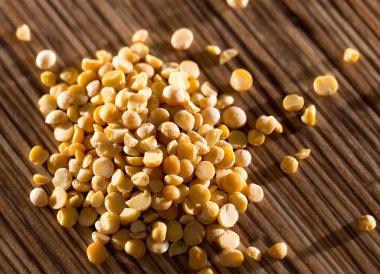 arka plan olarak masada bezelye