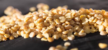 siyah bir zemin üzerine sarı bezelye