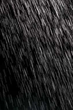 siyah bir arka plan üzerinde yağmur