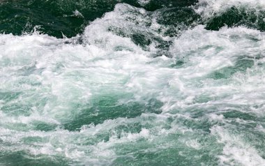 arka plan olarak fırtınalı okyanus su