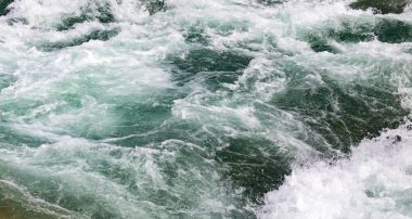 arka plan olarak fırtınalı okyanus su