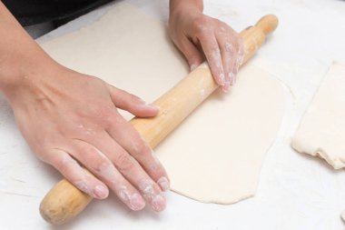 mutfakta hamur haddeleme