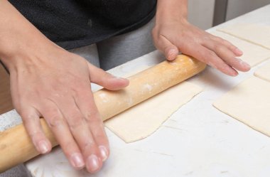 mutfakta hamur haddeleme