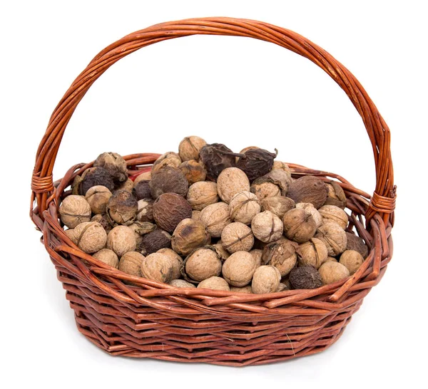 Beyaz arka planda sepetteki cevizler