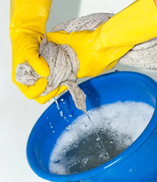 Enjuague la tela sobre un fondo blanco — Foto de Stock