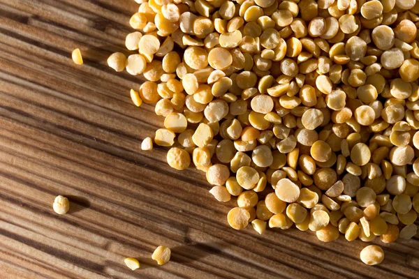 arka plan olarak masada bezelye