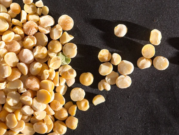 Guisantes amarillos sobre fondo negro — Foto de Stock