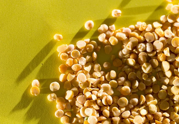 Guisantes amarillos sobre un fondo amarillo — Foto de Stock