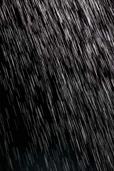 siyah bir arka plan üzerinde yağmur