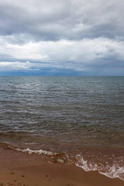 Хмарна погода на морі як фон — стокове фото