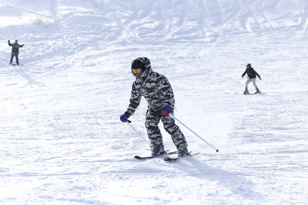 冬天人们在雪地里滑雪 — 图库照片