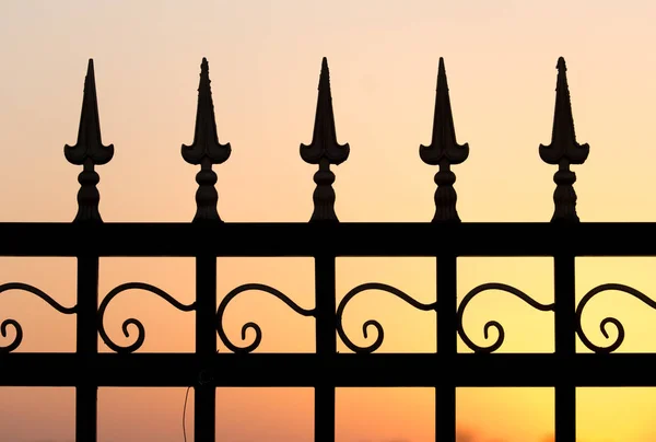 Metall staket vid solnedgången — Stockfoto