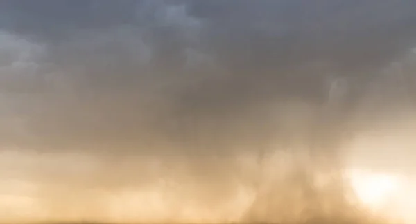 Mooie lucht met wolken in de avond — Stockfoto