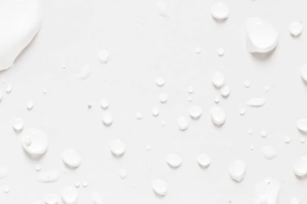 Droppar vatten på en vit bakgrund — Stockfoto