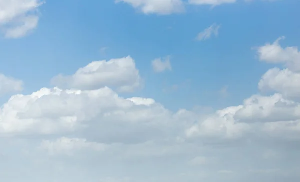 Hermosas nubes en un cielo azul — Foto de Stock