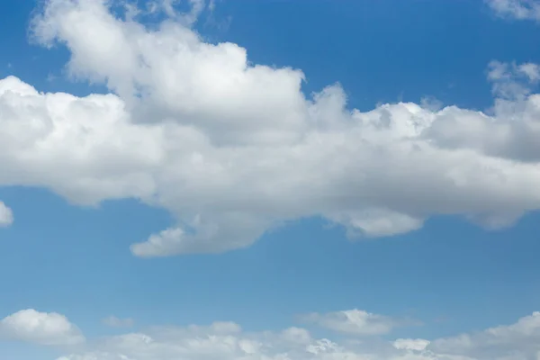 Krásné mraky na obloze na pozadí — Stock fotografie