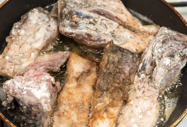 Vis is gebakken in een pan — Stockfoto