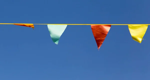 Bandiere colorate contro il cielo blu — Foto Stock