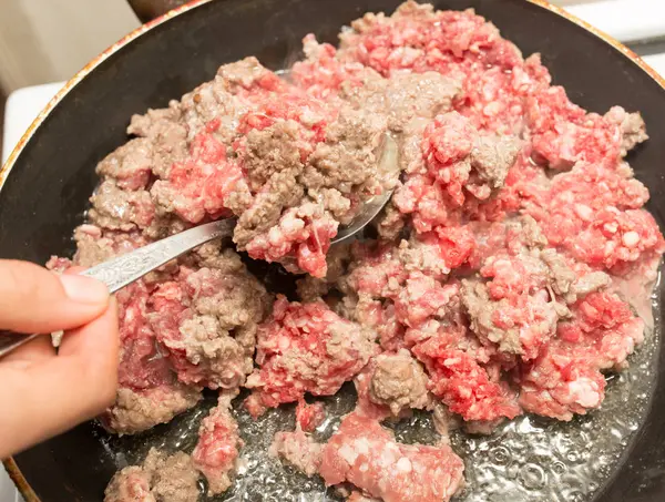 Rundvlees gebakken in een pan — Stockfoto