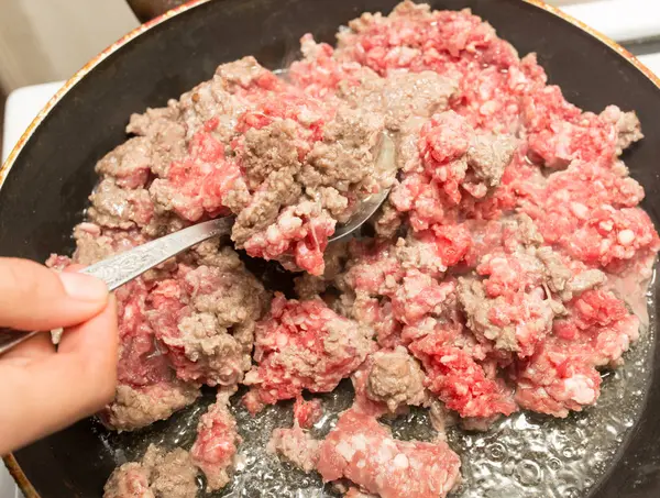 Carne de vaca frita em uma panela — Fotografia de Stock