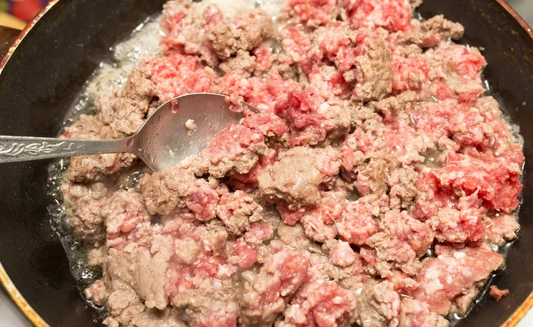 Rundvlees gebakken in een pan — Stockfoto