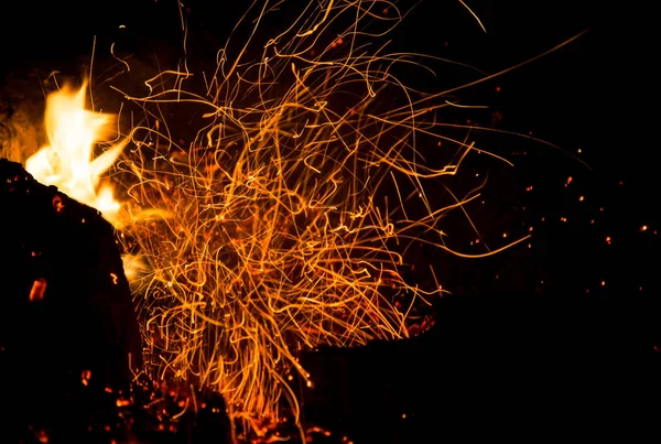 Fuego con chispas sobre un fondo negro — Foto de Stock